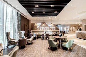 ランチ、ディナーに営業