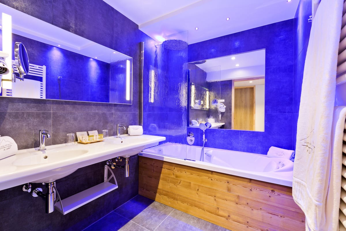 shower, free toiletries, hair dryer, bathrobes