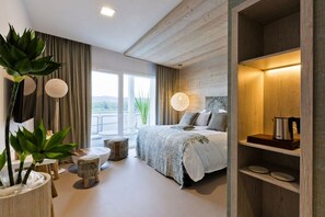 Minibar, coffres-forts dans les chambres, bureau, rideaux occultants