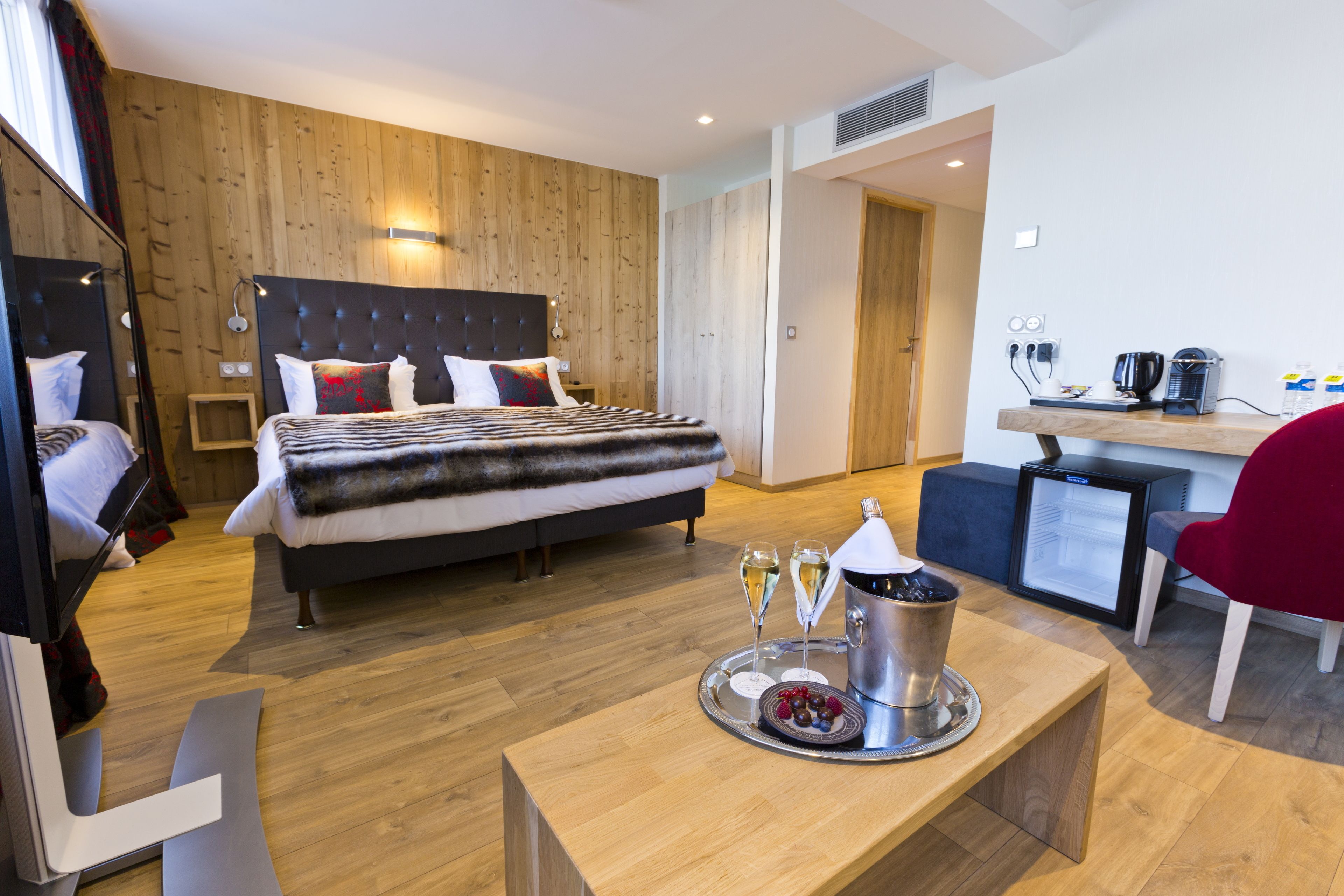 suite, bathtub, lake view | minibar, in-room safe, desk, blackout curtains