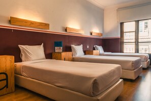 Habitación triple estándar, 1 habitación, baño privado | Wifi gratis y ropa de cama 