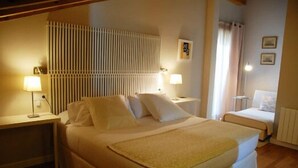 Premium bedding, desk, laptop workspace, blackout curtains - Posada Sotobosque (MORTERA DE PIELAGOS)