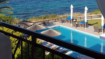 Quarto básico, vista para o mar | Cofres nos quartos, escrivaninha, cortinas blackout