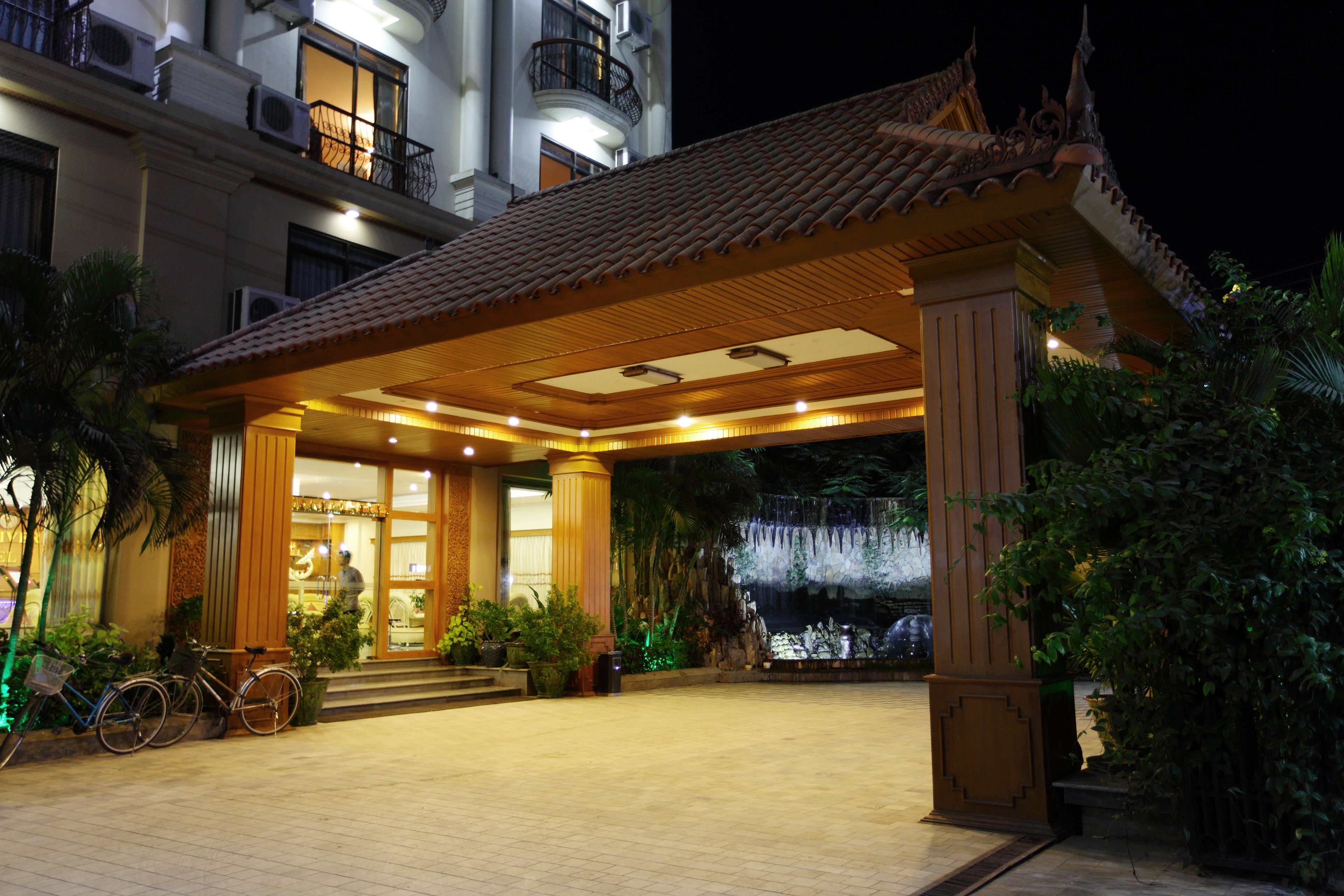 Vista frontal de la propiedad por la tarde o noche