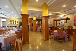 2 restaurants, dinner served, Burmese cuisine