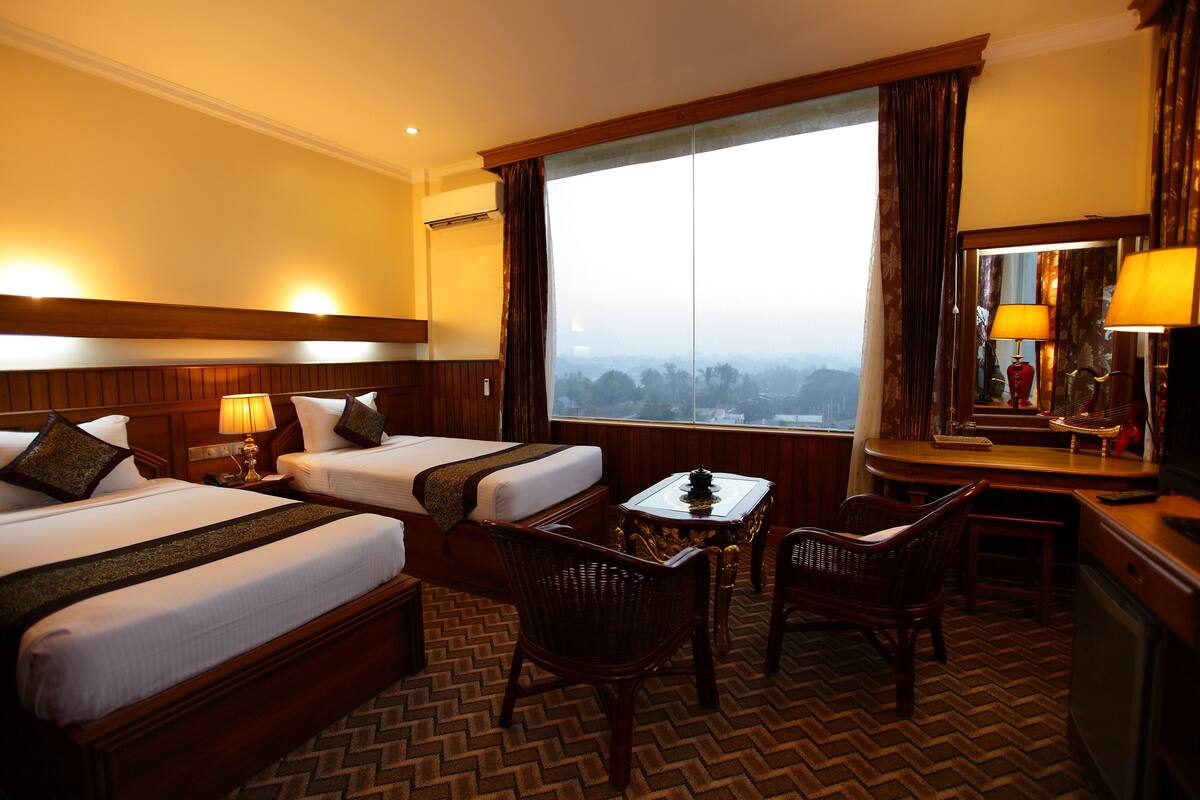 Deluxe-rum - utsikt mot staden | Minibar med vissa gratis produkter och värdeförvaringsskåp på rummet