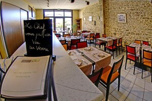 Lunch and dinner served, French cuisine - Hôtel Relais du Lac (Villegusien-le-Lac)