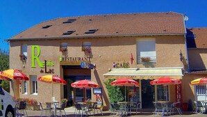 Een gebouw met een restaurant en café genaamd 'Reais du Lac'.