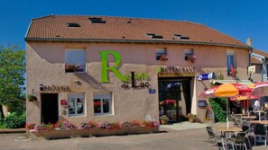 Exterior - Hôtel Relais du Lac (Villegusien-le-Lac)