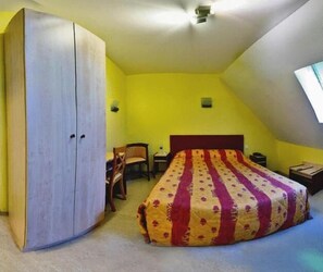 Desk, soundproofing, free cots/infant beds, rollaway beds - Hôtel Relais du Lac (Villegusien-le-Lac)