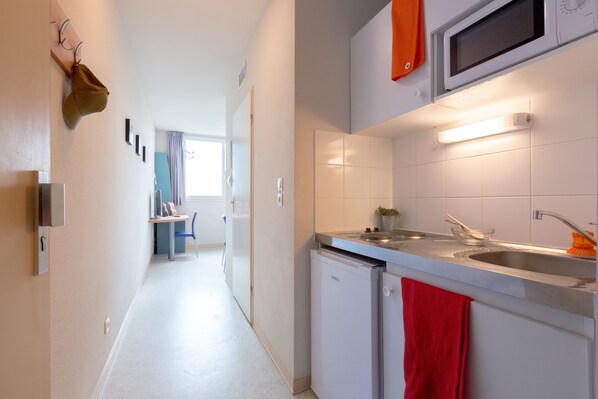 Kühlschrank, Mikrowelle, Wasserkocher mit Kaffee-/Teezubehör