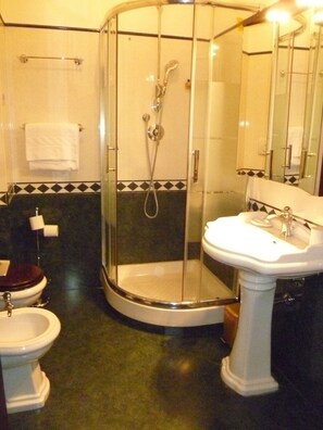 Single Room (External Private Bathroom) | Premium bedding, down comforters, individually decorated - San Pietro Arte In Suite (Rome)