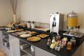 بوفيه فطور يوميًا بتكلفة قدرها (7 EUR للشخص)