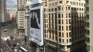 A multi-story building with a large billboard advertising a Huawei smartphone. - El Rincon de Gran Via (Madrid)