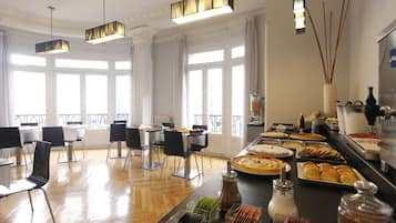 Desayuno buffet (EUR 7 por persona)