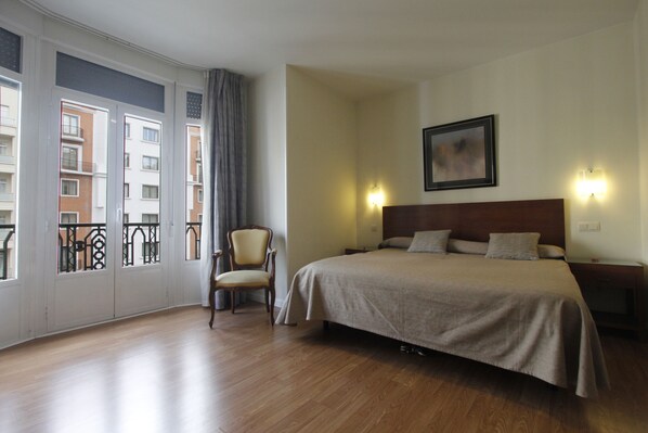 غرفة بريميم مزدوجة | ميني بار وخزنة داخل الغرفة ومكتب وواي فاي مجانًا