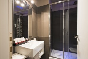 Douche, articles de toilette gratuits, sèche-cheveux, bidet