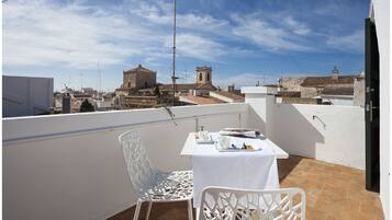 Tweepersoonskamer | Luxe beddengoed, een minibar, een bureau, geluiddichte muren