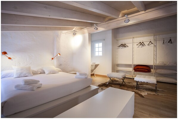 스위트 | 고급 침구, 미니바, 책상, 방음 설비