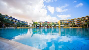 Piscine couverte, piscine extérieure