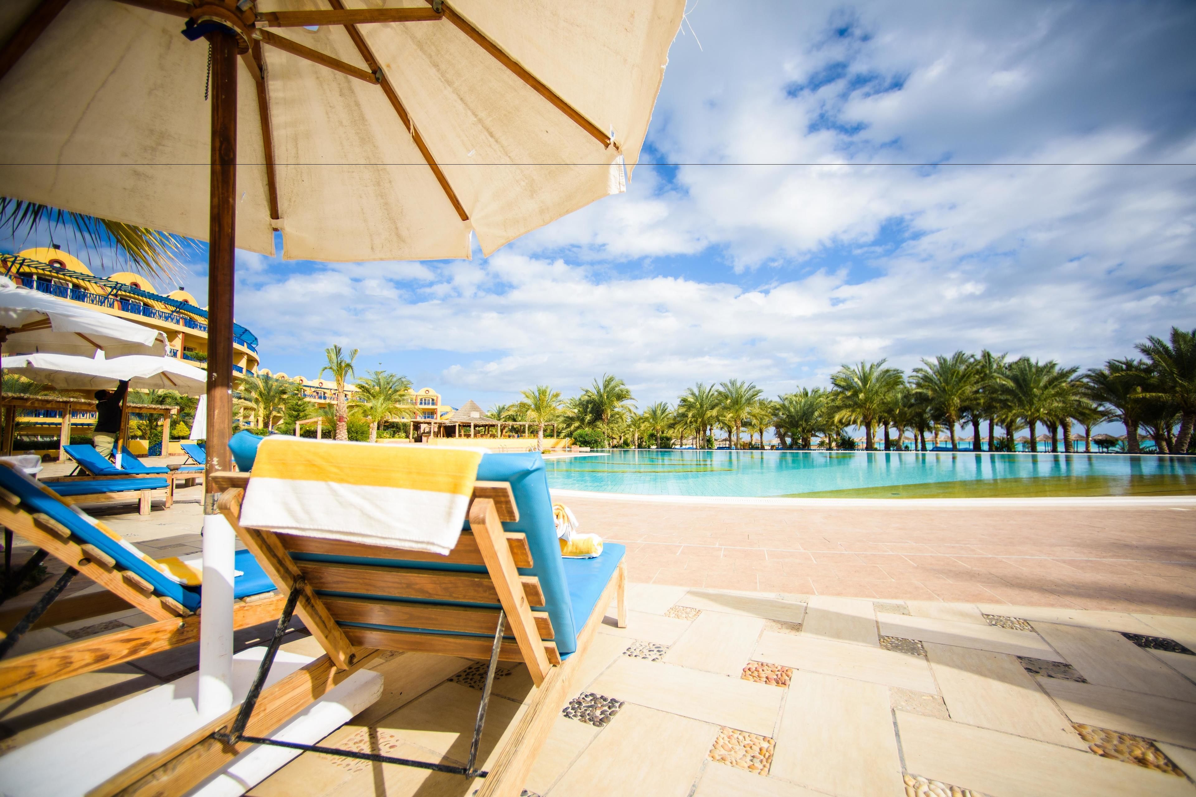 Een binnenzwembad en een buitenzwembad