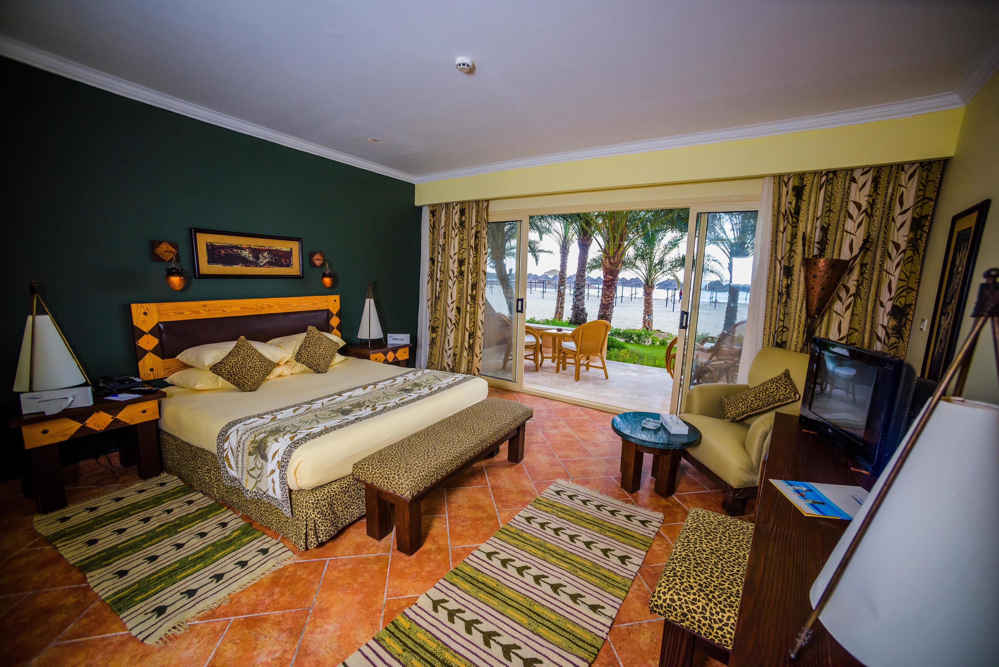 Minibar, in-room safe, desk, bed sheets