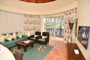 Executive Suite, 2 Bedrooms | Minibar, in-room safe, desk, bed sheets