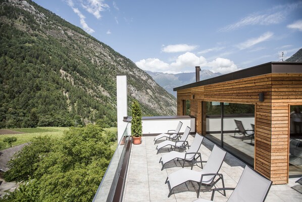 Sauna, body treatments, aromatherapy, hot stone massages