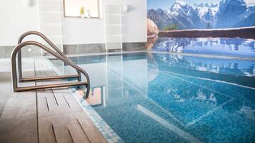 Piscine couverte, chaises longues