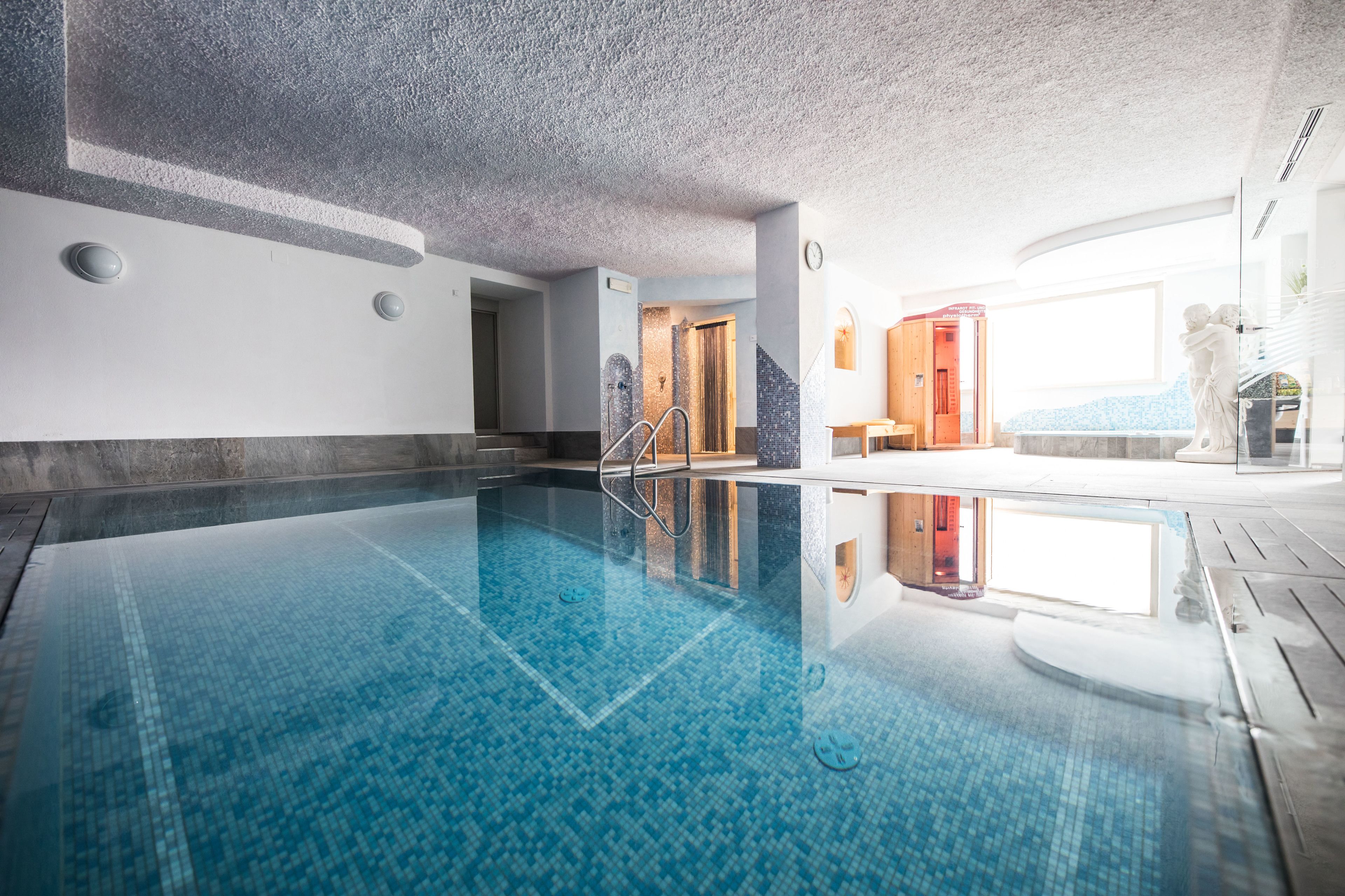 Piscine couverte, chaises longues