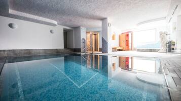 Piscine couverte, chaises longues