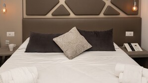 Roupas de cama premium, frigobar, cofres nos quartos, escrivaninha