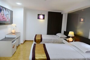 Minibar, coffres-forts dans les chambres, bureau, rideaux occultants