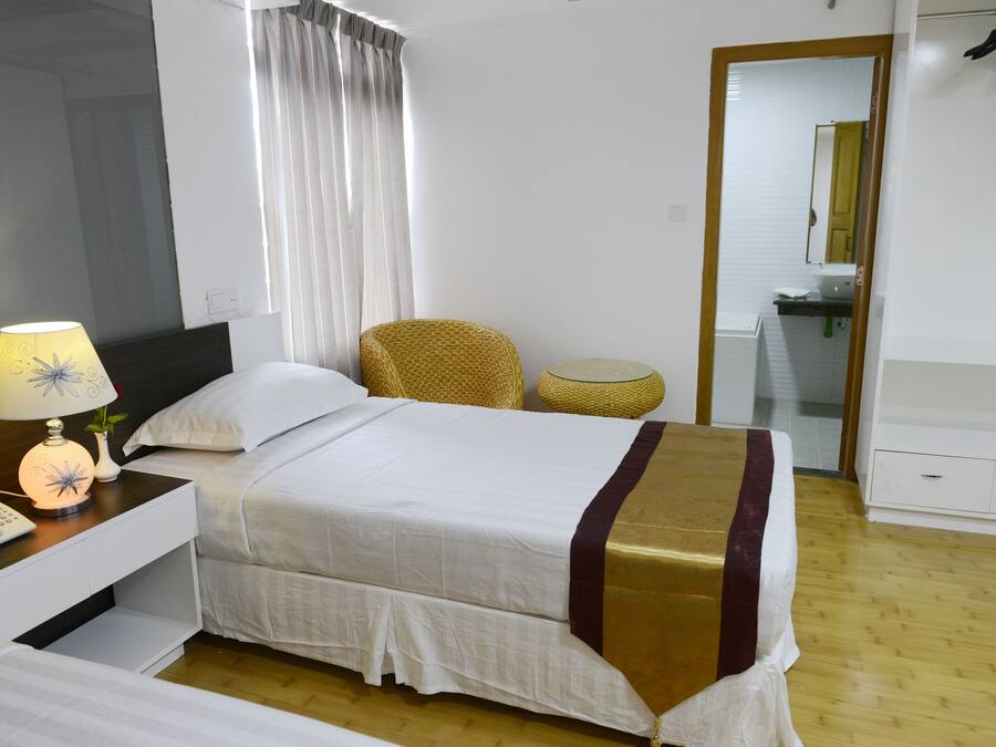 Superior Room | Minibar, in-room safe, desk, blackout drapes