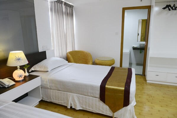 Minibar, coffres-forts dans les chambres, bureau, rideaux occultants