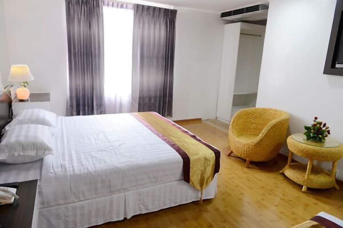 Suite | Minibar, in-room safe, desk, blackout drapes