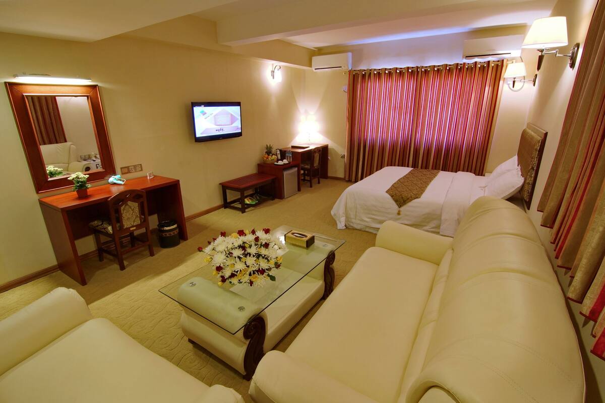Executive Room | Minibar, in-room safe, desk, blackout curtains