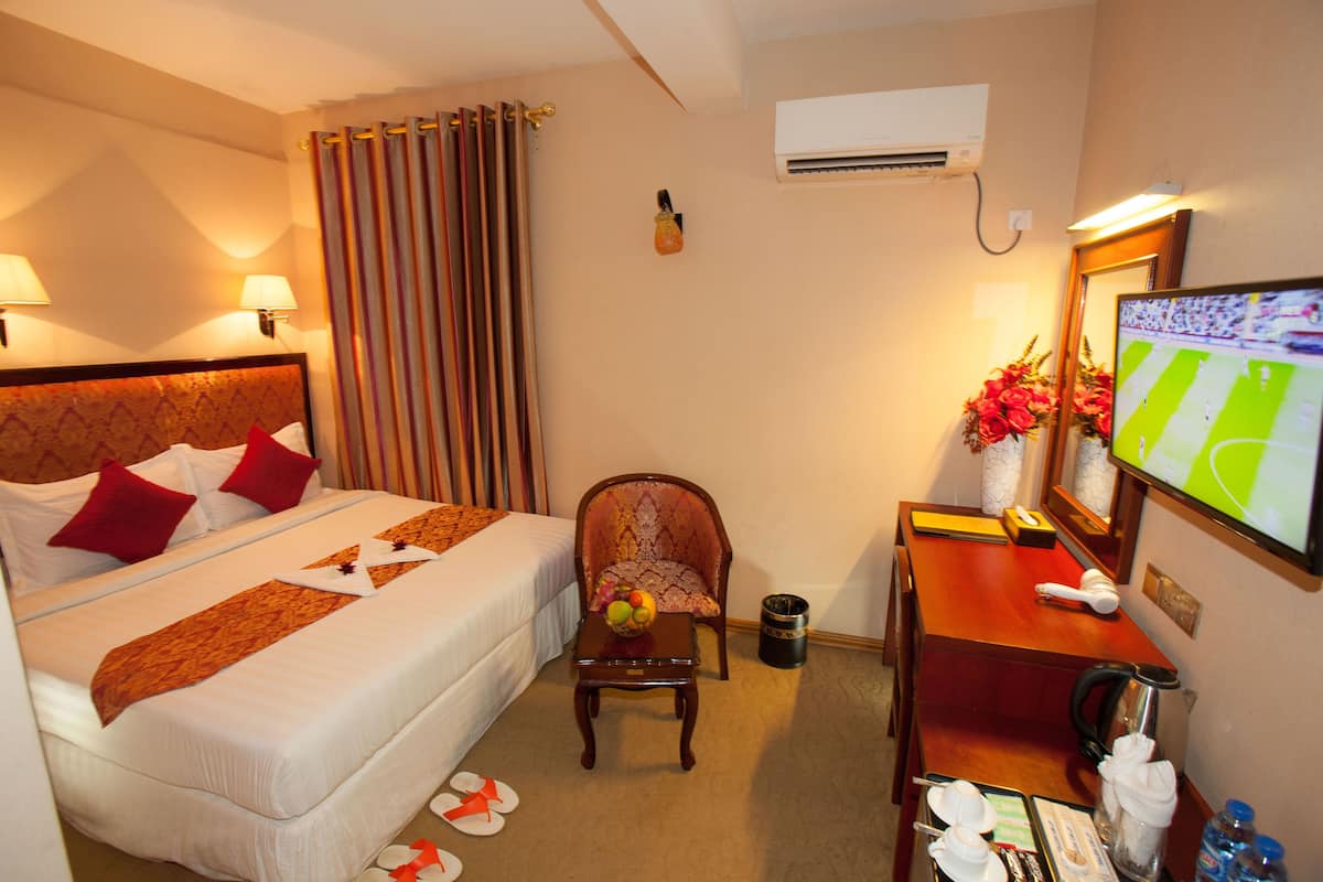 Standard Room | Minibar, in-room safe, desk, blackout curtains