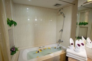 Shower, free toiletries, hair dryer, slippers - M3 Hotel (Mandalay)