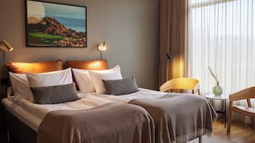 Habitación con 2 camas individuales | Escritorio, cortinas opacas, wifi gratis y decoración individual