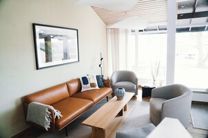 Villa de diseño, 2 habitaciones | Zona de estar | Una televisión de pantalla plana, una mesa de tenis de mesa