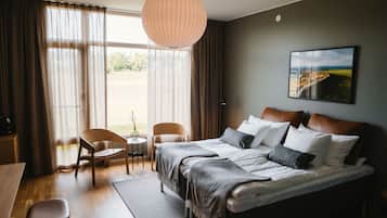 Deluxe Twin Room | Desk, blackout drapes, WiFi (free), individually decorated