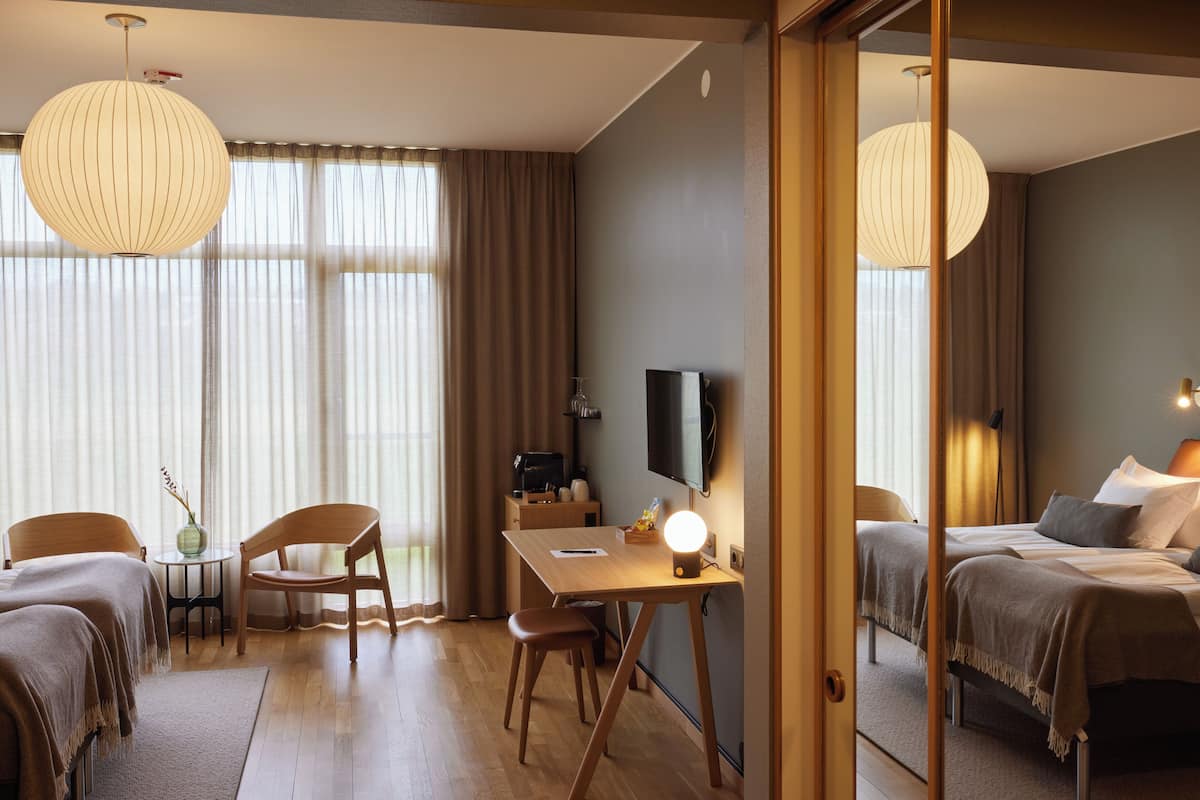 Deluxe-værelse med 2 enkeltsenge | Skrivebord, mørklægningsgardiner, gratis Wi-Fi, individuelt design