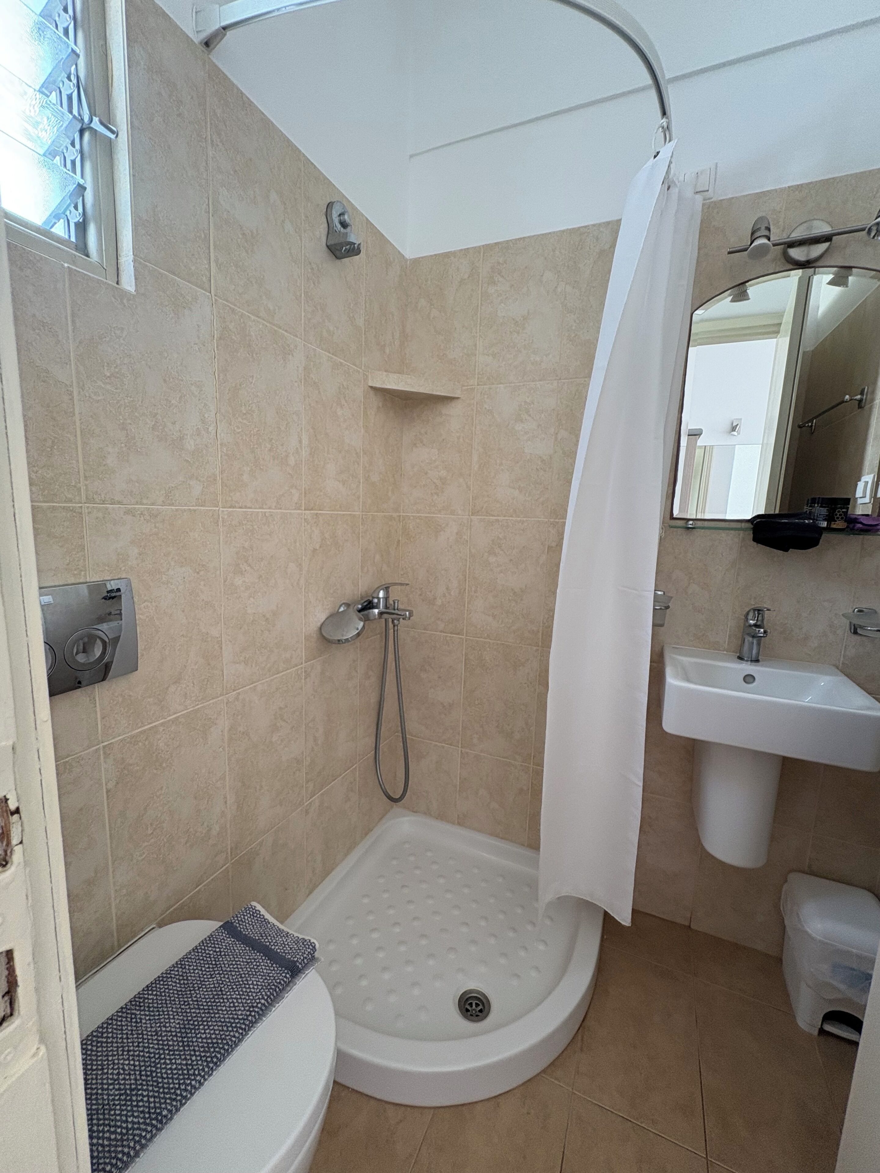Deluxe-Doppel- oder -Zweibettzimmer, 1 Doppelbett oder 2 Einzelbetten | Badezimmer | Dusche, Regendusche, Haartrockner, Handtücher
