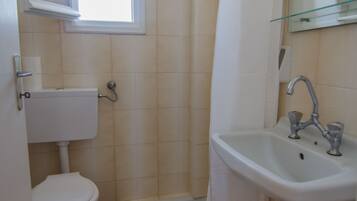 Camera tripla | Bagno | Doccia, soffione a pioggia, asciugacapelli, asciugamani