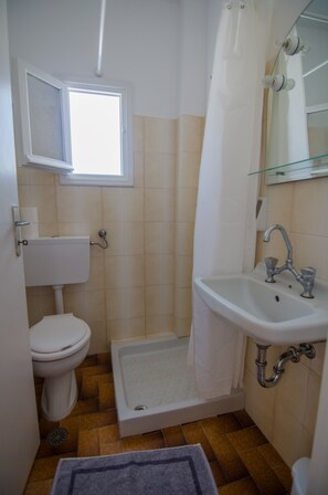 Dreibettzimmer | Badezimmer | Dusche, Regendusche, Haartrockner, Handtücher