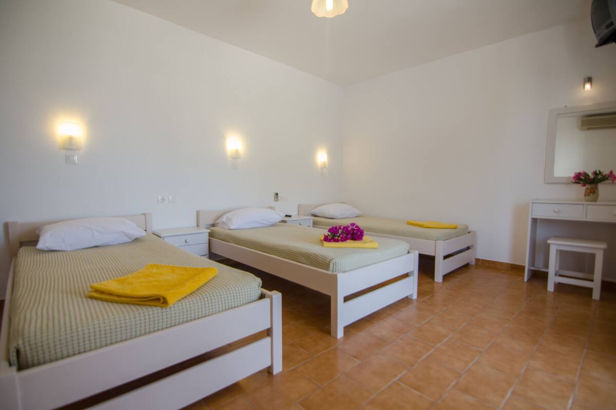 triple room | in-room safe, iron/ironing board, free wifi, bed sheets