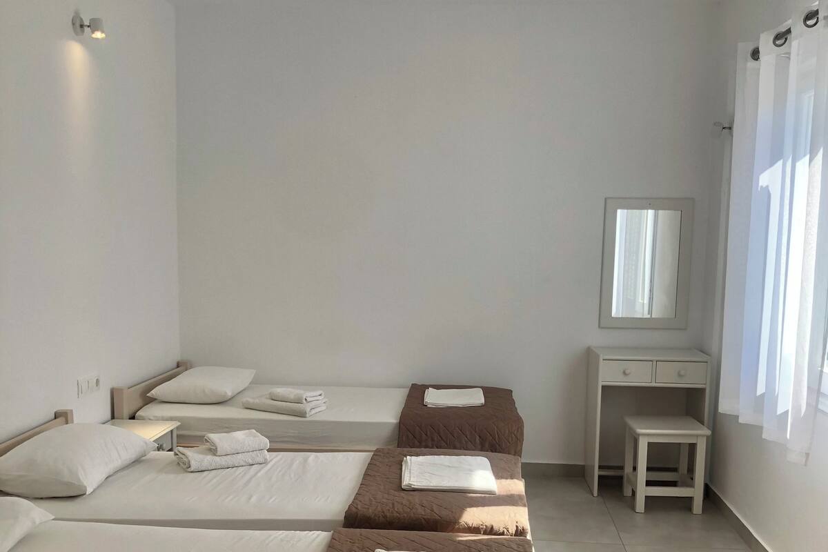Triple Room | In-room safe, iron/ironing board (on request), WiFi (free), bed sheets