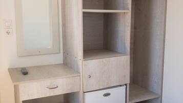 Habitación Deluxe con 1 cama matrimonial o 2 individuales, 1 cama matrimonial o 2 camas individuales | Caja de seguridad en la habitación y tabla de planchar con plancha