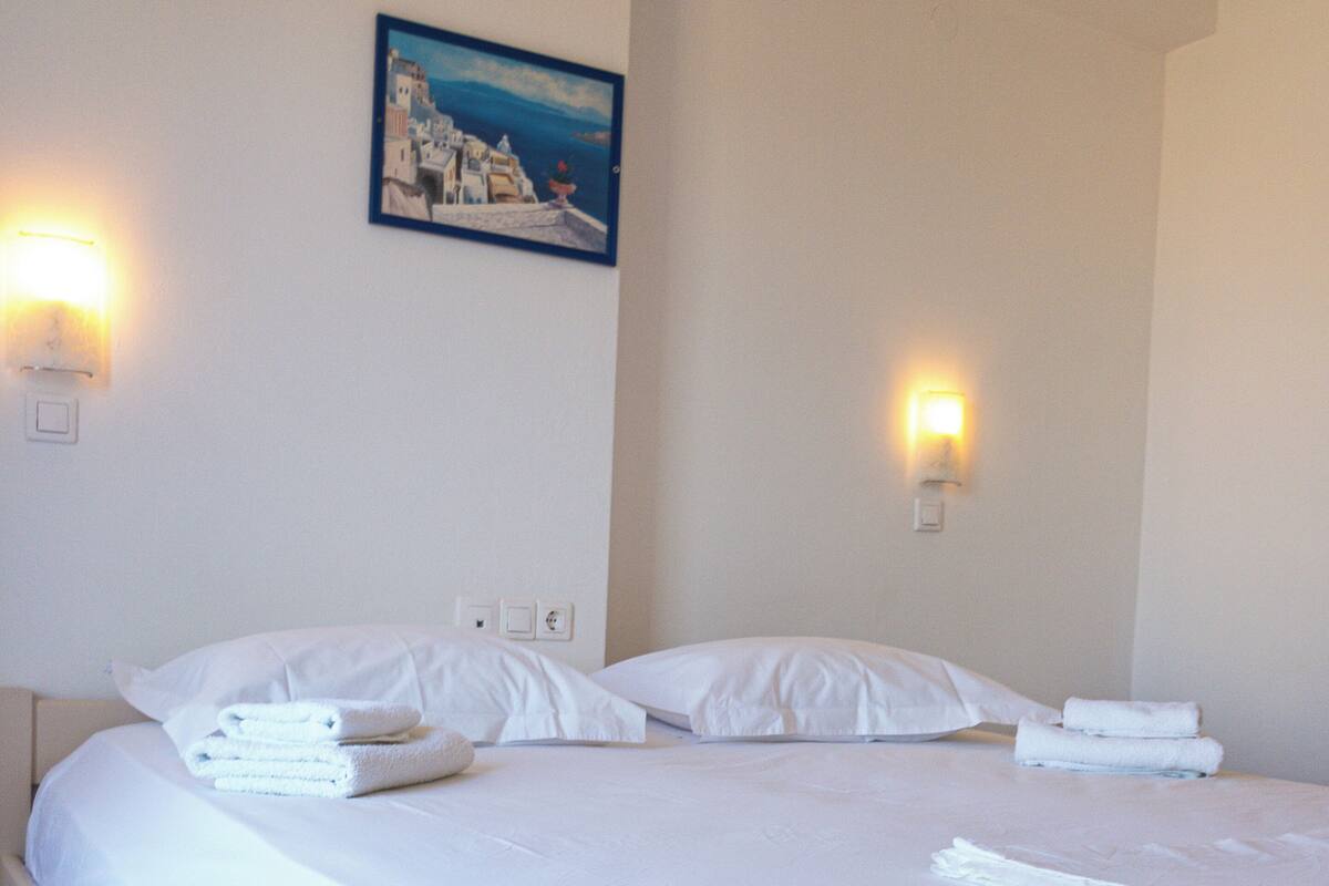 Deluxe Double or Twin Room, 1 Double or 2 Twin Beds, Garden View | In-room safe, iron/ironing board (on request), WiFi (free), bed sheets